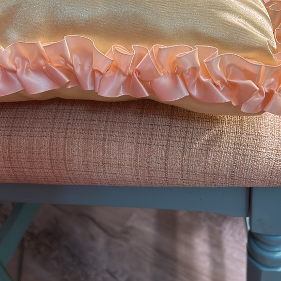 Satin Baby patchwork Quilt with matching pillow and floral picture frame - Picture 4 of 6